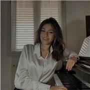 Insegnante di pianoforte impartisce lezioni